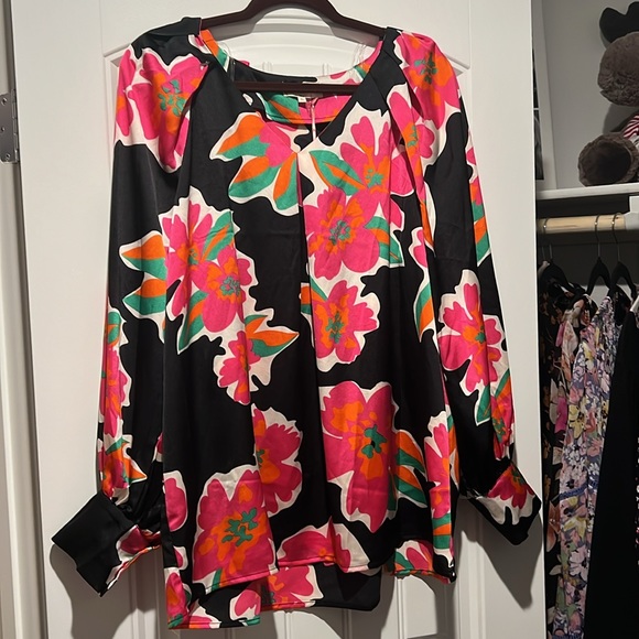 Gorgeous Entro floral blouse. NWT. Size XL. - Picture 6 of 10